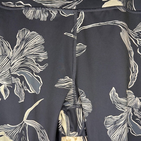 Athleta Sonic Capri Floral Print 7/8 Leggings Size Large Navy Blue High Rise - Picture 3 of 10